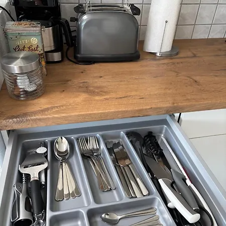 Zentrales, Modernes Mit Balkon, Kueche & Garage Apartament