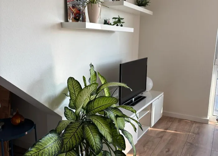 Zentrales, Modernes Mit Balkon, Küche&garage Apartment *