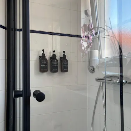 Zentrales, Modernes Mit Balkon, Kueche & Garage